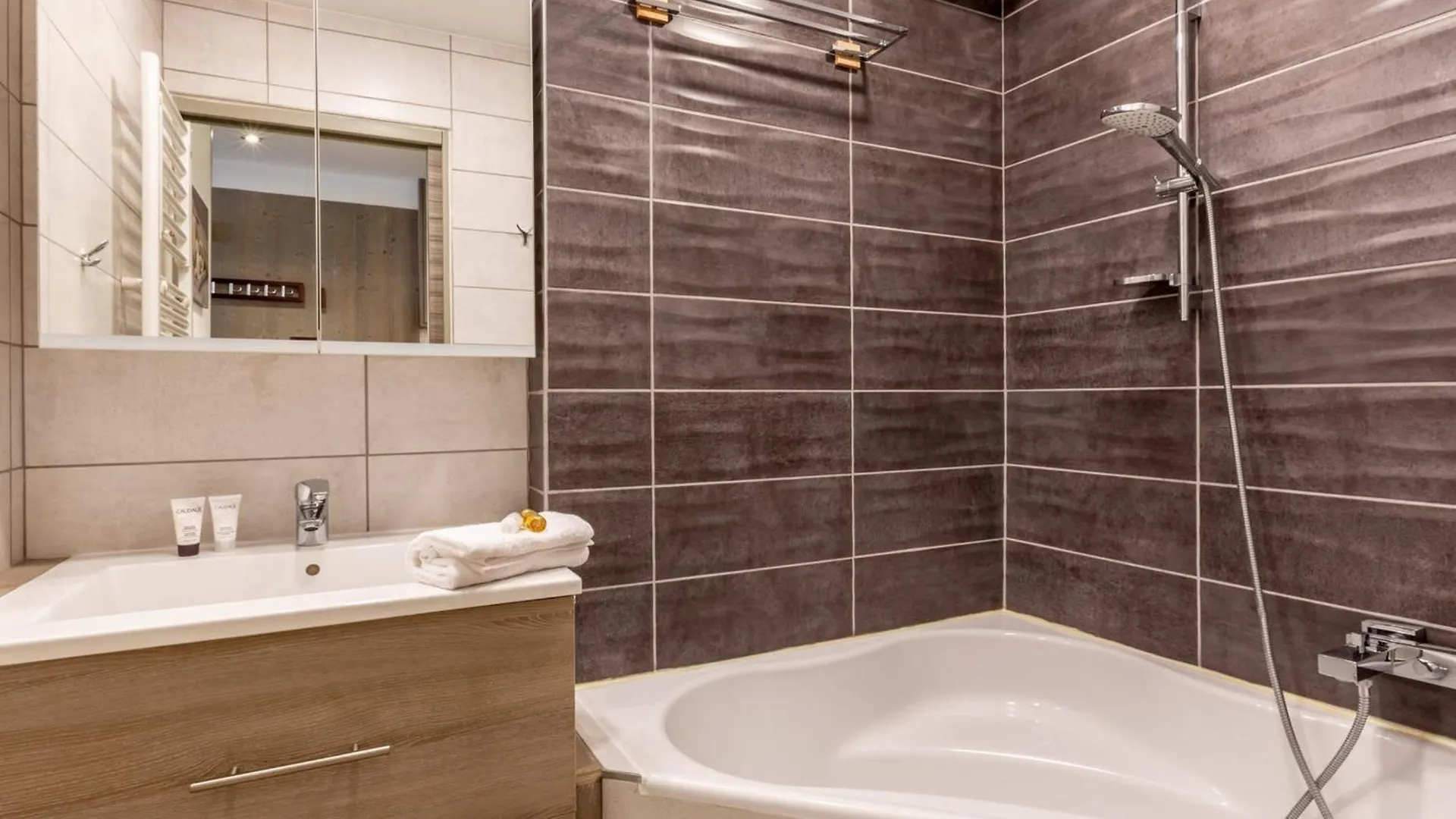 Superbe Studio Renove Avec Balcon, Au Pied Des Pistes, En Plein Coeur De Val-D'Isere - Fr-1-694-299 0*,